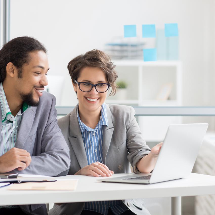 deux collègues au bureau