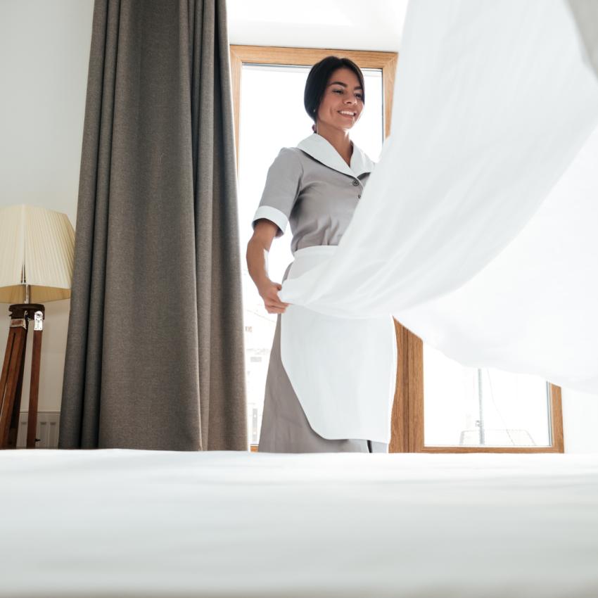 Femme de chambre saisant un lit